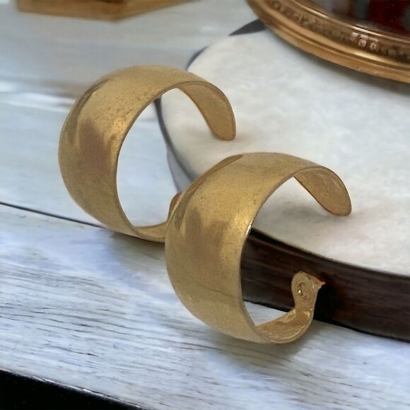 Vintage Wide Gold Tone Hoop Earrings for Pierced Ears Unbranded - Picture 5 of 6